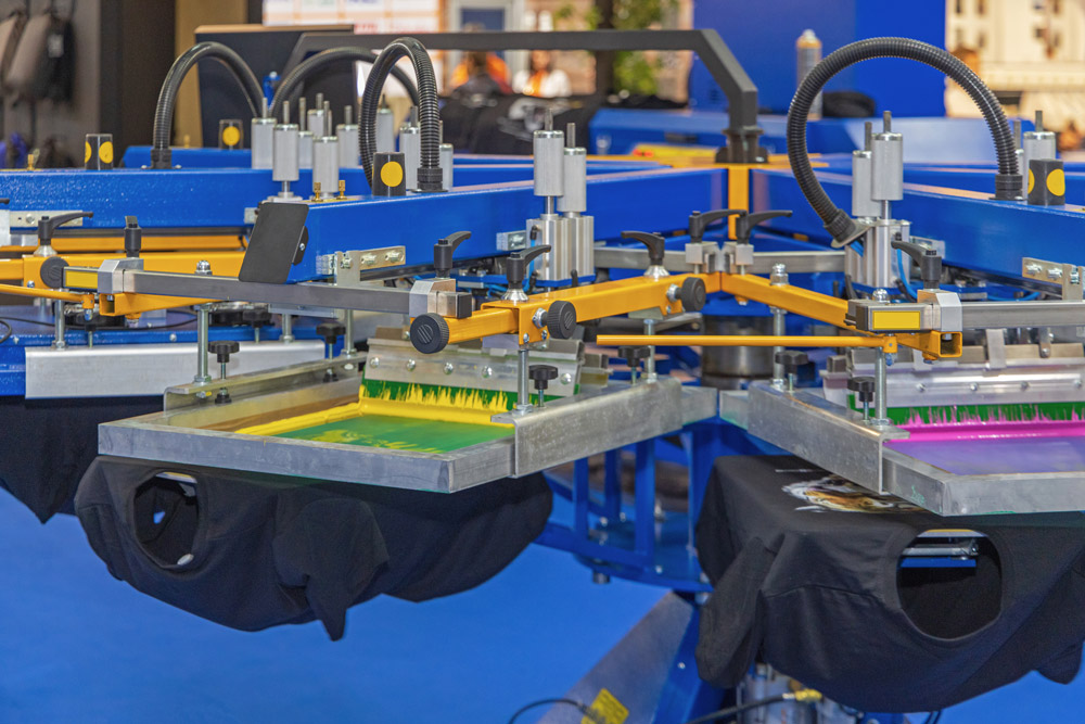 T-shirt screen printing machine using spot color inks